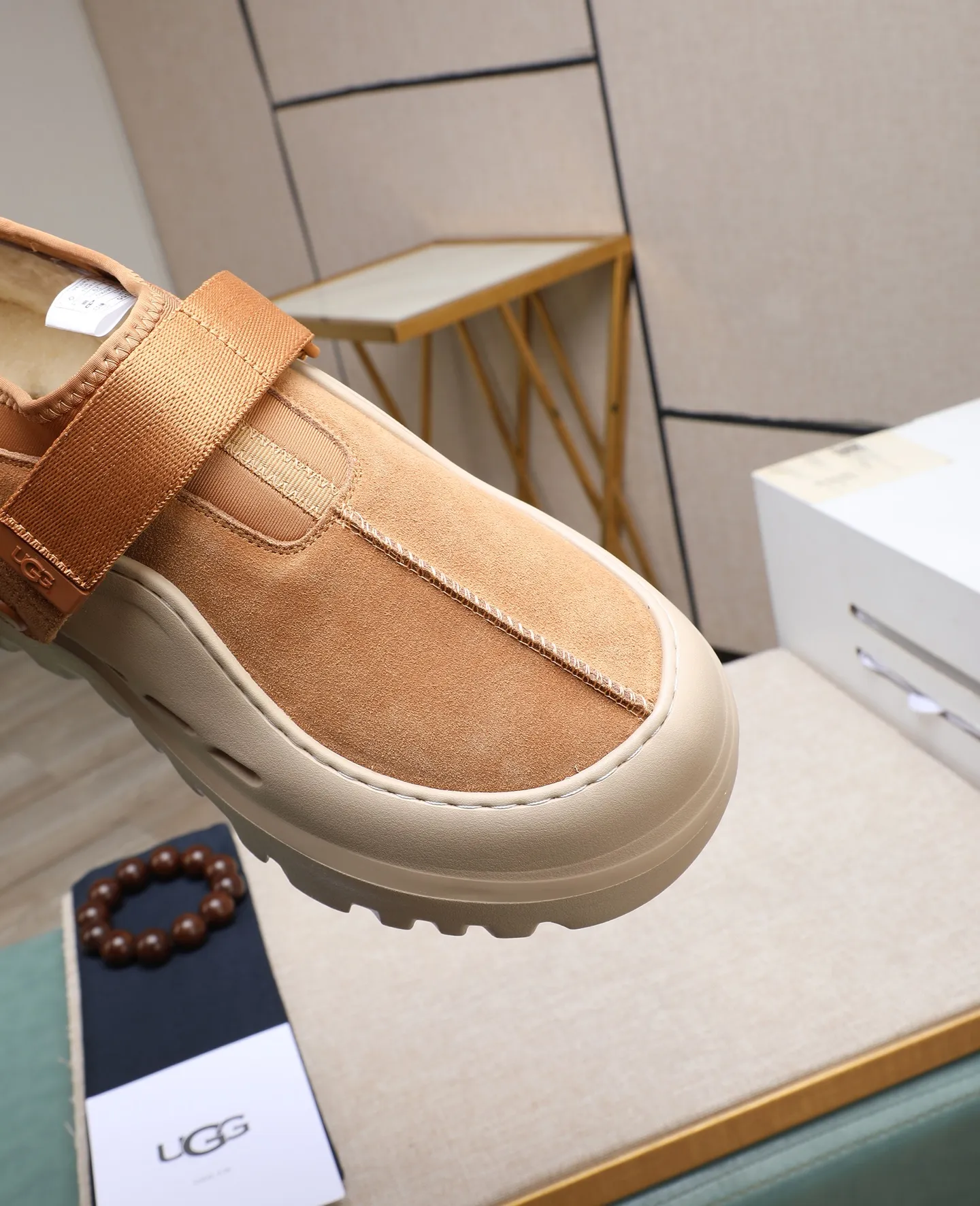 Men's men's shoes 💰580 (full genuine wool lining, 10% off for fake ones) Please note the quality of the original order and compare the thickness of the wool 🏮🏮 Popular UGG from Australia's warm luxury brand men's shoes, the official website is synchronized, Beckham men's style..., made of imported top-layer waxed cowhide, waxed toe cap, Australian real wool velvet lining Carefully sewn...Imported rubber Martin boots outsole (comfortable, soft, wear-resistant) The quality is really great...Exquisite workmanship, you won't be able to put it down at first sight, size 39-44 (customized in 45)